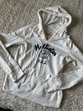 Vintage 2000s surfer Hollister white hoodie with navy blue embroidery